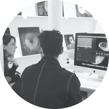 um homem editando a foto de uma íris